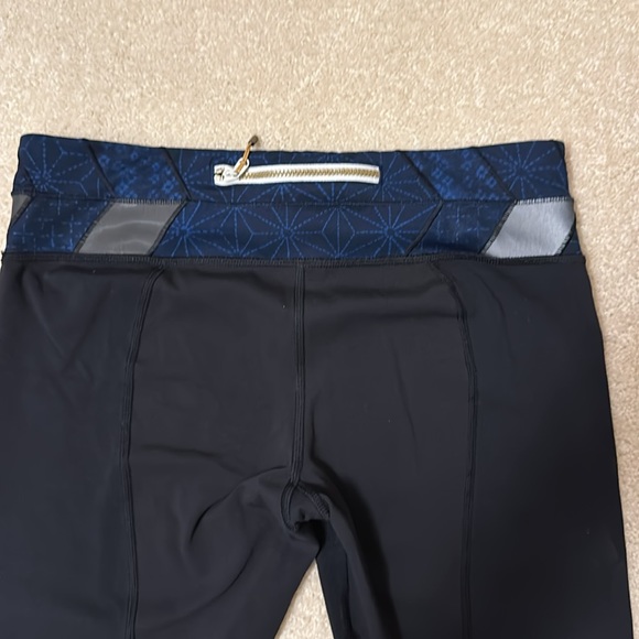 Lululemon black capri leggings with gray and blue inserts size 8 - Picture 9 of 11